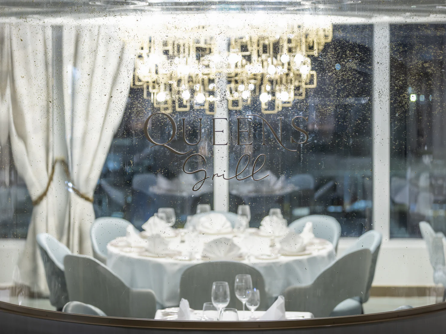 Queens Grill dining