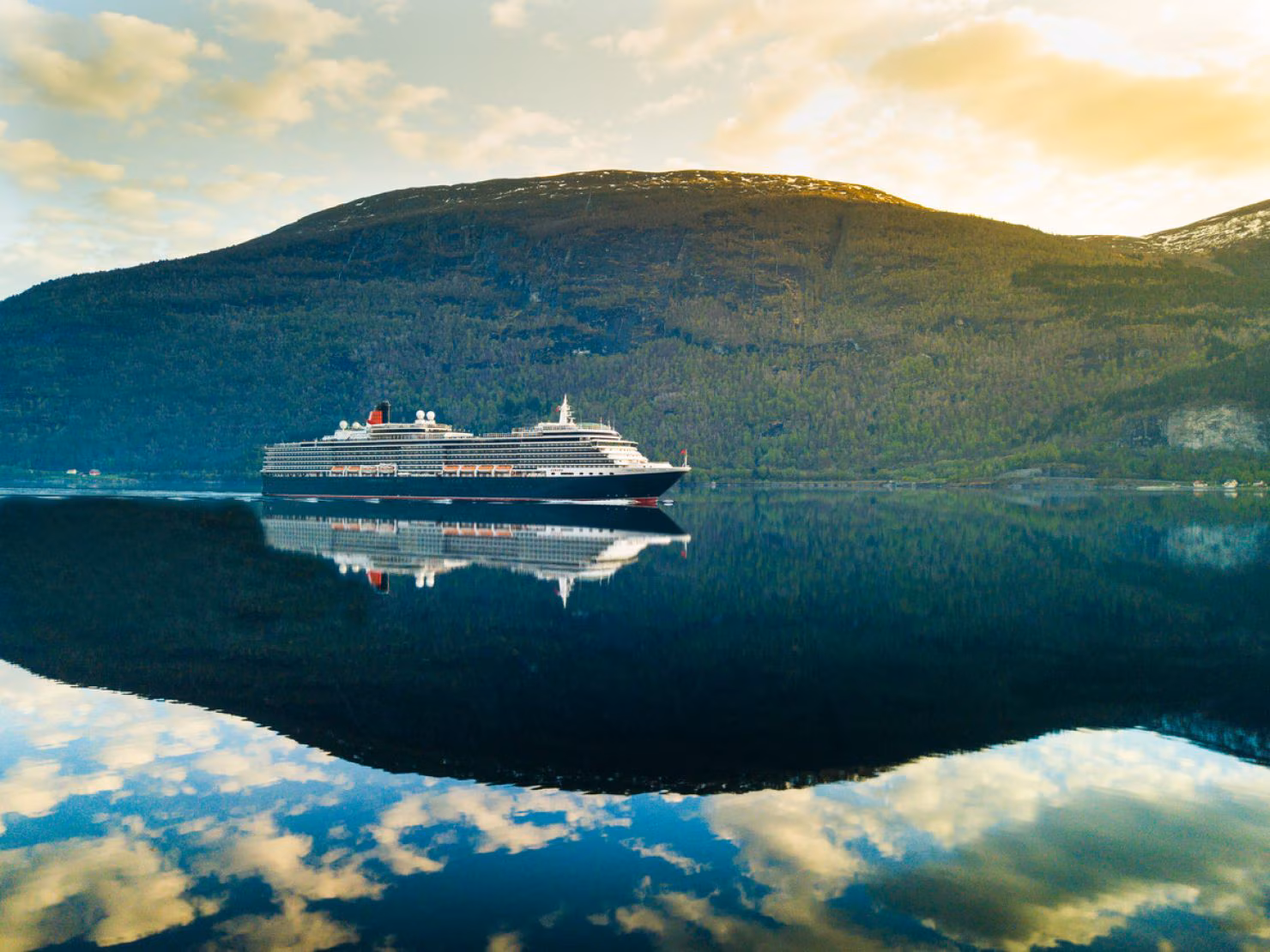 Queen Victoria launch and maiden voyage